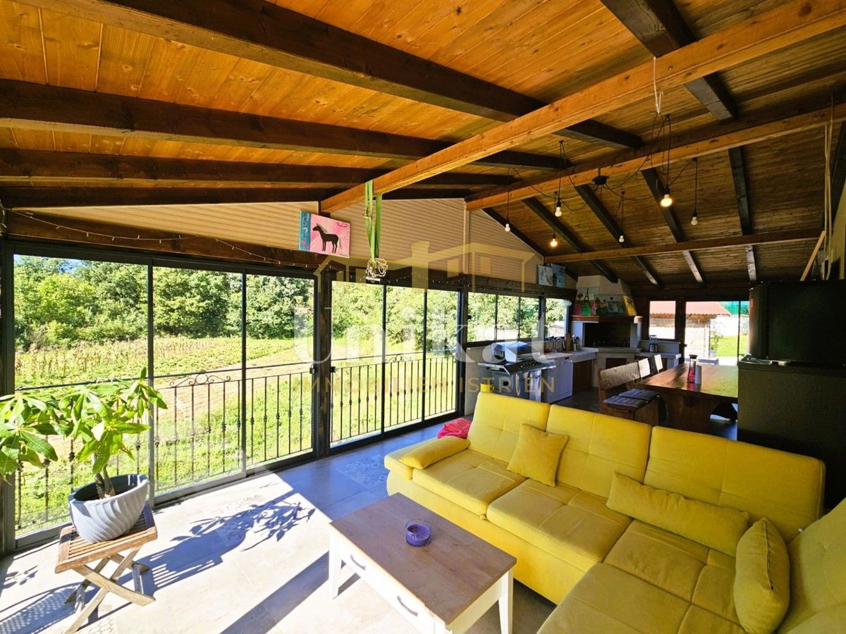 Samostojna pritlična hiša - bazen, garaža in velik vrt